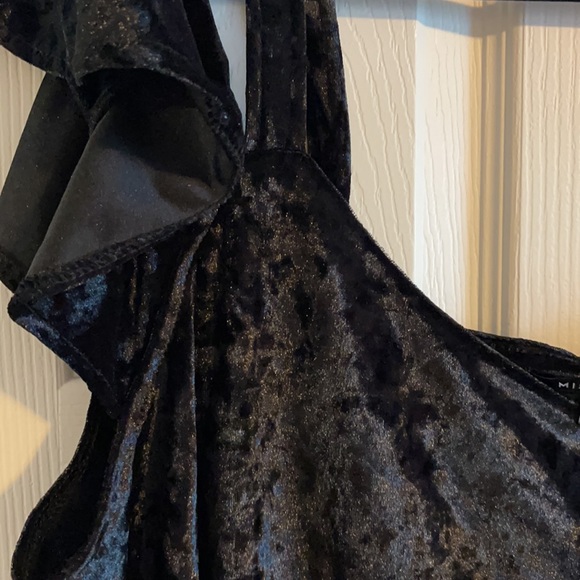 Peekaboo shoulder ruffle top - Picture 3 of 7